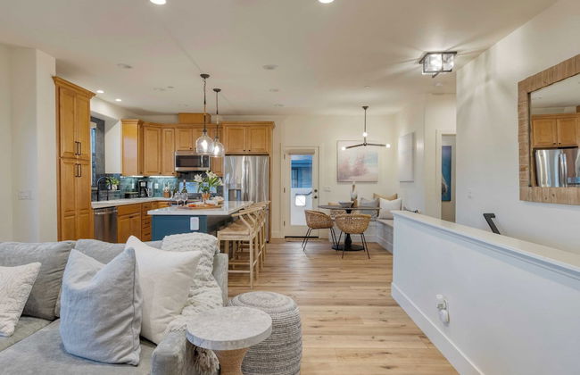 Sunset Serenity by Avantstay Rooftop w/ Hot Tub & Fire Pit, 3 Blocks to Beach! - Photo 11