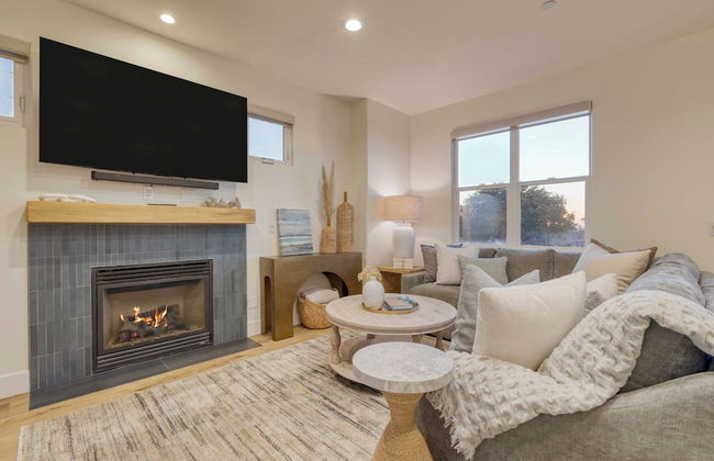 Sunset Serenity by Avantstay Rooftop w/ Hot Tub & Fire Pit, 3 Blocks to Beach! - Photo 16