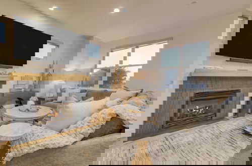 Foto 16 - Sunset Serenity by Avantstay Rooftop w/ Hot Tub & Fire Pit, 3 Blocks to Beach!