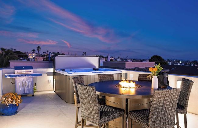 Sunset Serenity by Avantstay Rooftop w/ Hot Tub & Fire Pit, 3 Blocks to Beach! - Photo 2
