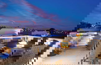 Foto 2 - Sunset Serenity by Avantstay Rooftop w/ Hot Tub & Fire Pit, 3 Blocks to Beach!