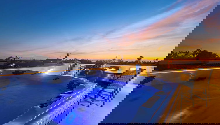 Foto 1 - Sunset Serenity by Avantstay Rooftop w/ Hot Tub & Fire Pit, 3 Blocks to Beach!