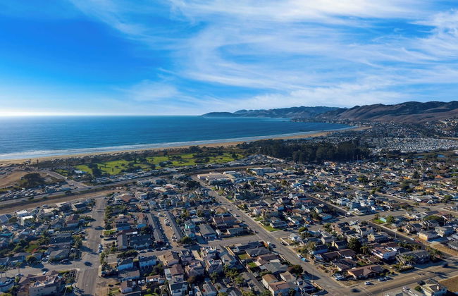 Sunset Serenity by Avantstay Rooftop w/ Hot Tub & Fire Pit, 3 Blocks to Beach! - Photo 47