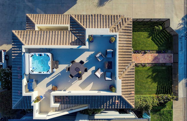 Sunset Serenity by Avantstay Rooftop w/ Hot Tub & Fire Pit, 3 Blocks to Beach! - Photo 7