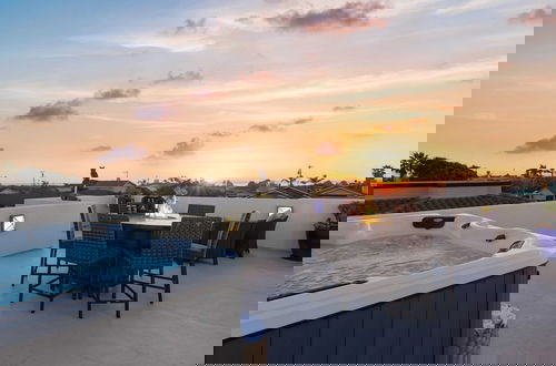 Foto 15 - Sunset Serenity by Avantstay Rooftop w/ Hot Tub & Fire Pit, 3 Blocks to Beach!