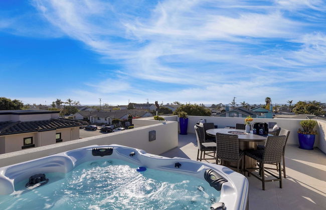 Sunset Serenity by Avantstay Rooftop w/ Hot Tub & Fire Pit, 3 Blocks to Beach! - Photo 34