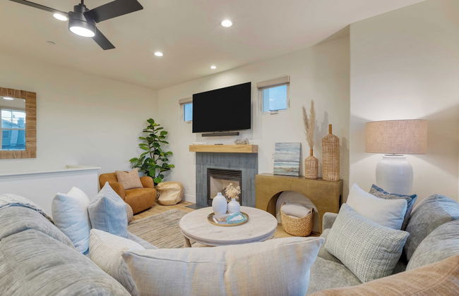 Sunset Serenity by Avantstay Rooftop w/ Hot Tub & Fire Pit, 3 Blocks to Beach! - Photo 3