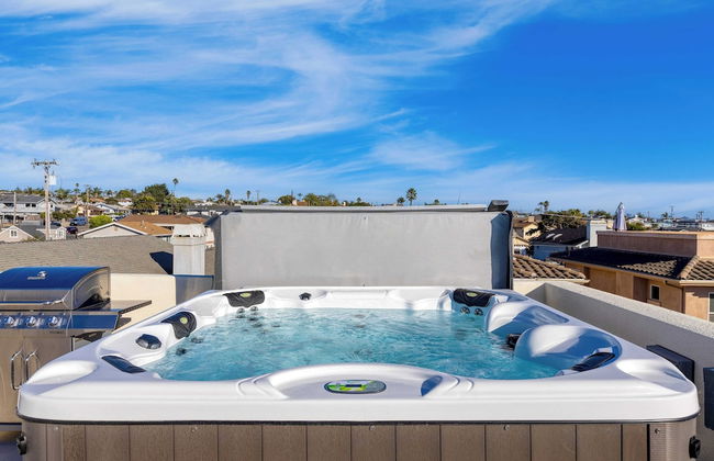 Sunset Serenity by Avantstay Rooftop w/ Hot Tub & Fire Pit, 3 Blocks to Beach! - Photo 36