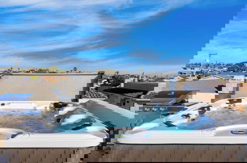 Foto 36 - Sunset Serenity by Avantstay Rooftop w/ Hot Tub & Fire Pit, 3 Blocks to Beach!