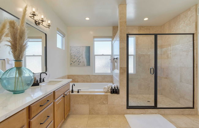 Sunset Serenity by Avantstay Rooftop w/ Hot Tub & Fire Pit, 3 Blocks to Beach! - Photo 25