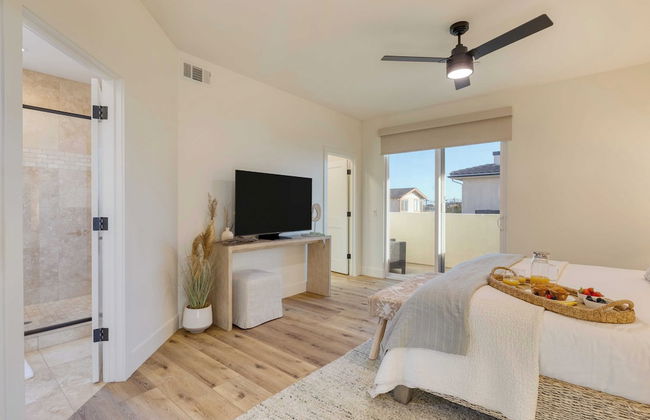 Sunset Serenity by Avantstay Rooftop w/ Hot Tub & Fire Pit, 3 Blocks to Beach! - Photo 24