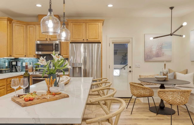 Sunset Serenity by Avantstay Rooftop w/ Hot Tub & Fire Pit, 3 Blocks to Beach! - Photo 19