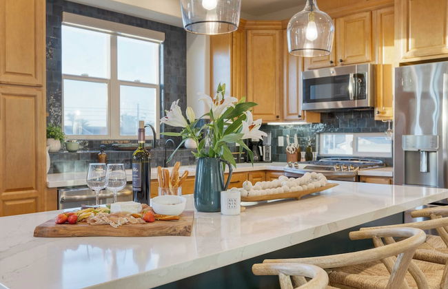 Sunset Serenity by Avantstay Rooftop w/ Hot Tub & Fire Pit, 3 Blocks to Beach! - Photo 18