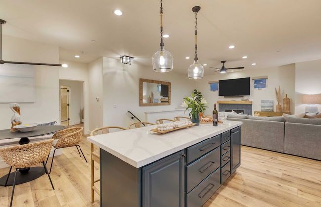 Sunset Serenity by Avantstay Rooftop w/ Hot Tub & Fire Pit, 3 Blocks to Beach! - Photo 17