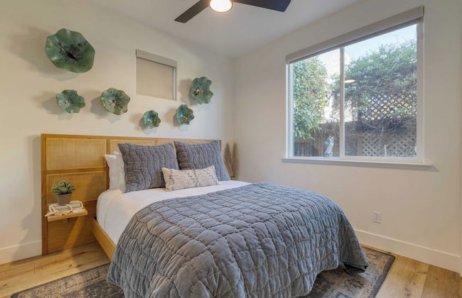 Sunset Serenity by Avantstay Rooftop w/ Hot Tub & Fire Pit, 3 Blocks to Beach! - Photo 26