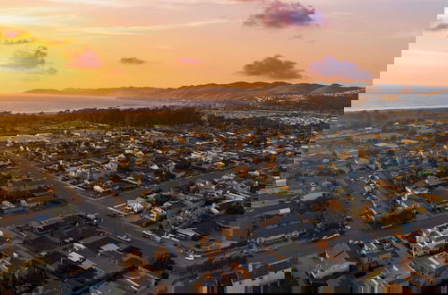 Foto 48 - Sunset Serenity by Avantstay Rooftop w/ Hot Tub & Fire Pit, 3 Blocks to Beach!