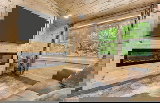Foto 1 - King Bed Fireplace Hot Tub Foos Ball