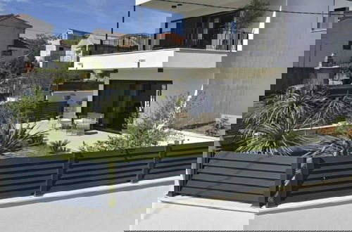 Foto 33 - Luxury Slatine Apartments With Terrace and Garden