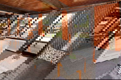 Foto 2 - Wooden Chalet With Terrace Near a Swimming Lake