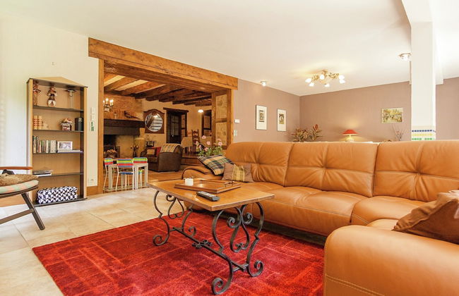 Spacious Farmhouse With Private Heated Pool in a Rustic Garden - Photo 38