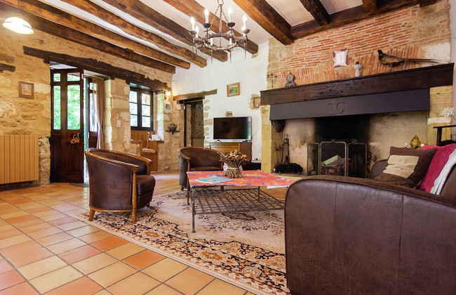 Spacious Farmhouse With Private Heated Pool in a Rustic Garden - Photo 36