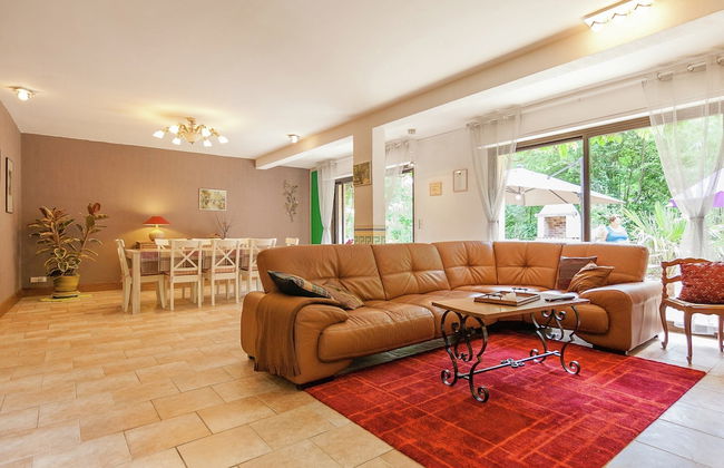 Spacious Farmhouse With Private Heated Pool in a Rustic Garden - Photo 37