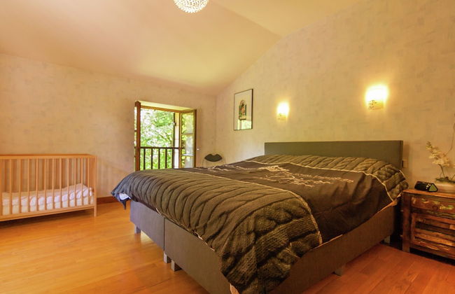 Spacious Farmhouse With Private Heated Pool in a Rustic Garden - Photo 15