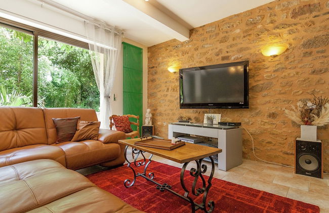 Spacious Farmhouse With Private Heated Pool in a Rustic Garden - Photo 39