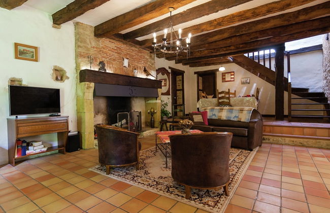 Spacious Farmhouse With Private Heated Pool in a Rustic Garden - Photo 40