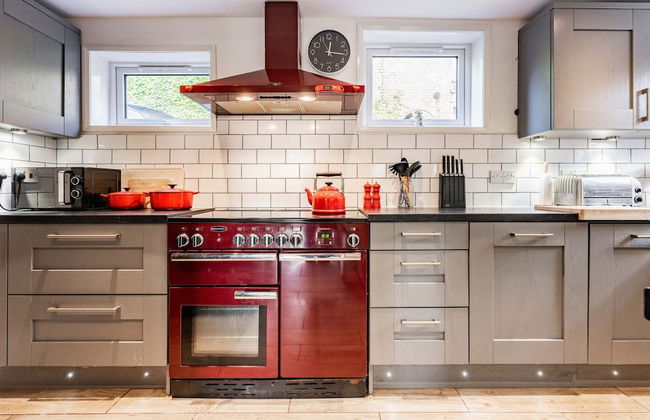 Host Stay Riverside Cottage - Photo 5