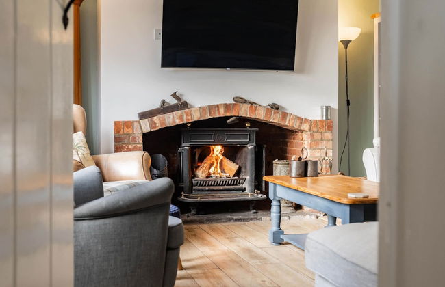 Host Stay Riverside Cottage - Photo 20