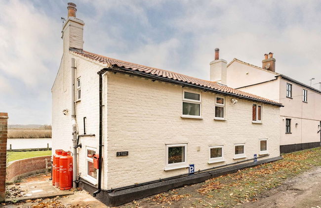 Host Stay Riverside Cottage - Photo 32