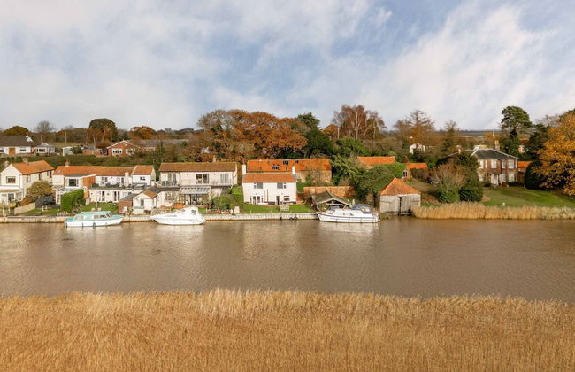 Host Stay Riverside Cottage - Photo 26