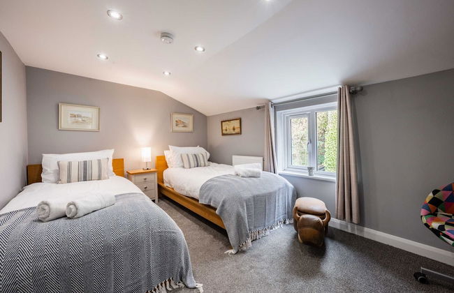 Host Stay Riverside Cottage - Photo 13