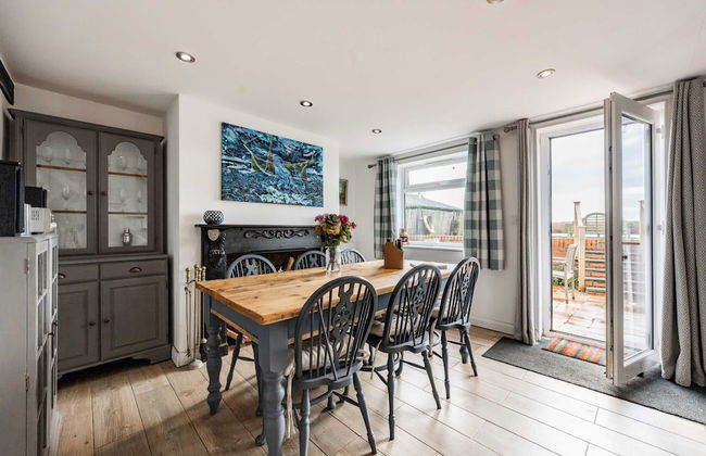 Host Stay Riverside Cottage - Photo 18