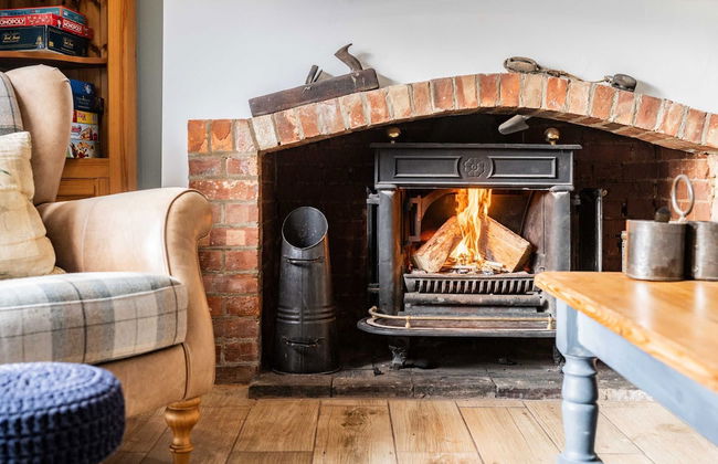 Host Stay Riverside Cottage - Photo 7