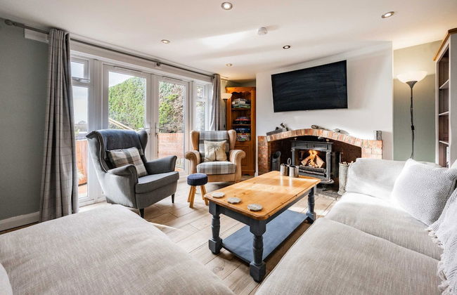 Host Stay Riverside Cottage - Photo 6