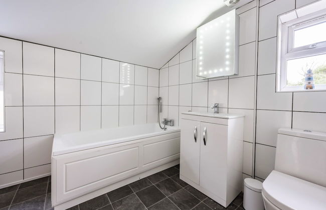 Host Stay Riverside Cottage - Photo 16