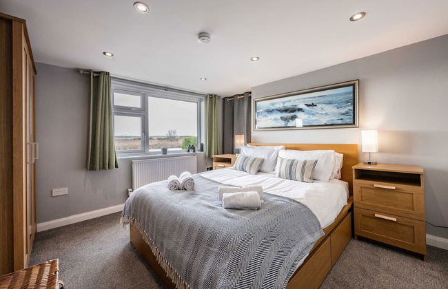 Host Stay Riverside Cottage - Photo 9