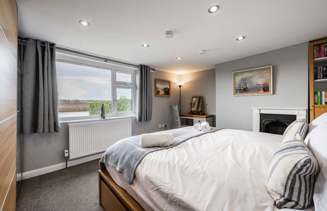 Host Stay Riverside Cottage - Photo 11