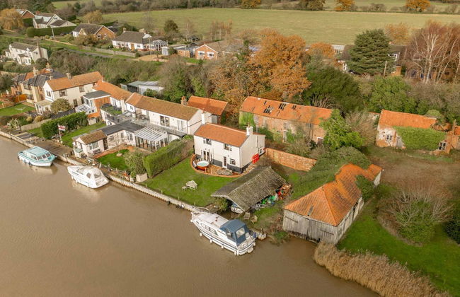 Host Stay Riverside Cottage - Photo 25