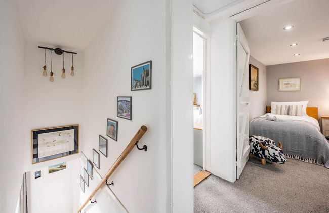 Host Stay Riverside Cottage - Photo 15