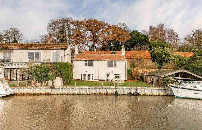 Host Stay Riverside Cottage - Photo 21