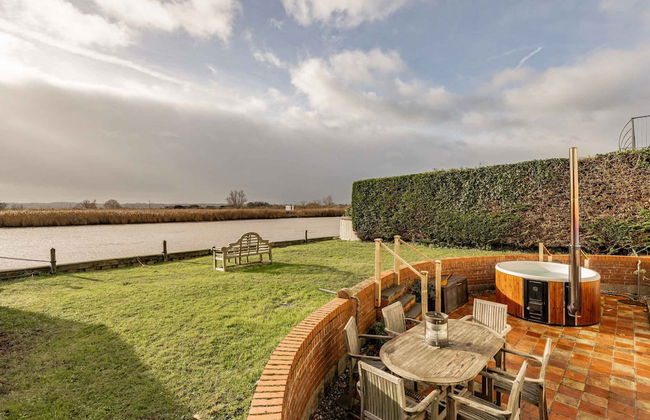 Host Stay Riverside Cottage - Photo 1