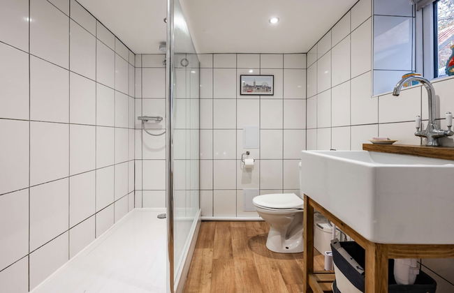 Host Stay Riverside Cottage - Photo 8