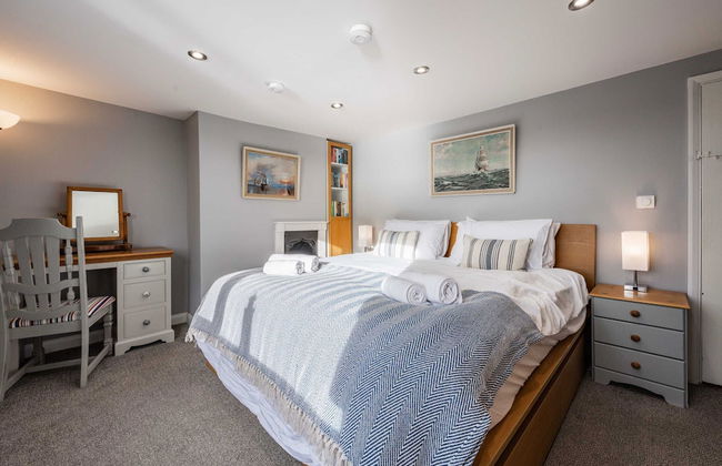 Host Stay Riverside Cottage - Photo 12