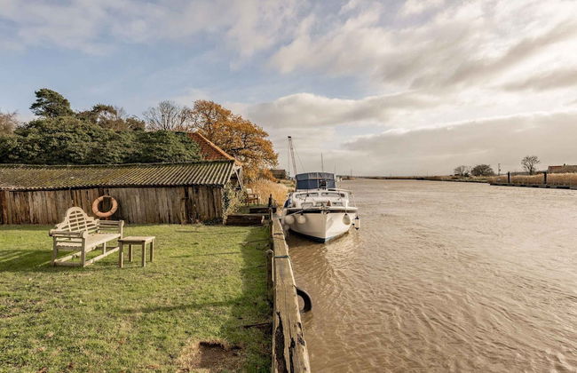 Host Stay Riverside Cottage - Photo 23