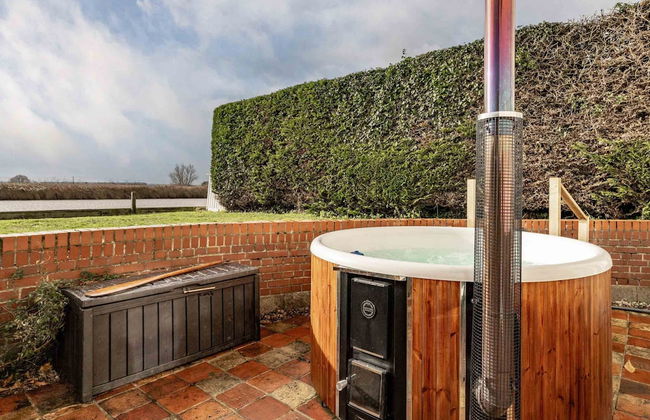 Host Stay Riverside Cottage - Photo 24