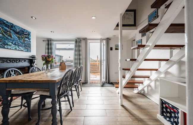 Host Stay Riverside Cottage - Photo 3