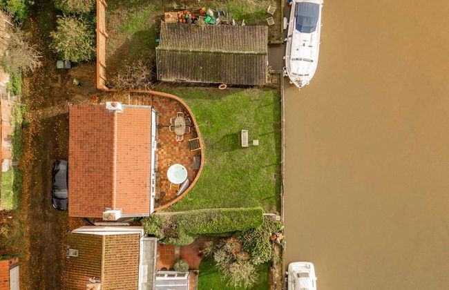 Host Stay Riverside Cottage - Photo 27